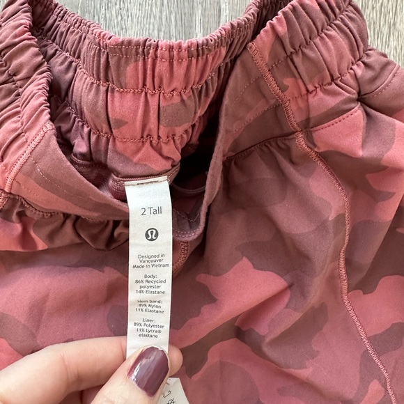 Lululemon hotty hot shorts size 2 tall - Picture 2 of 2